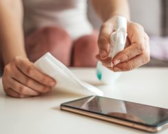 12 вещей, которыми точно не следует чистить смартфон